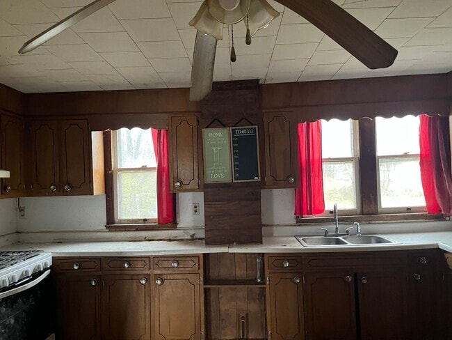 Building Photo - Near Garden of the Gods! - $490 MONTH / $8...