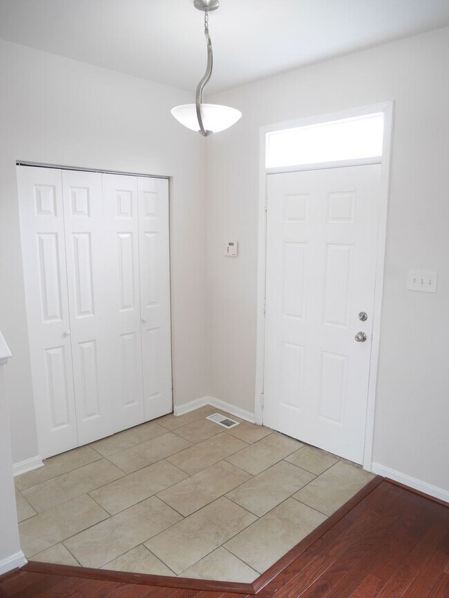 Building Photo - Rare Find! 4 Bedroom, 2 Bathroom Townhome ...
