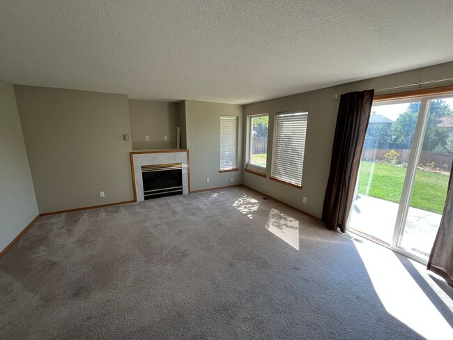Building Photo - Large 3 Bed/2.5 Bath Located in Providence Neighborhood