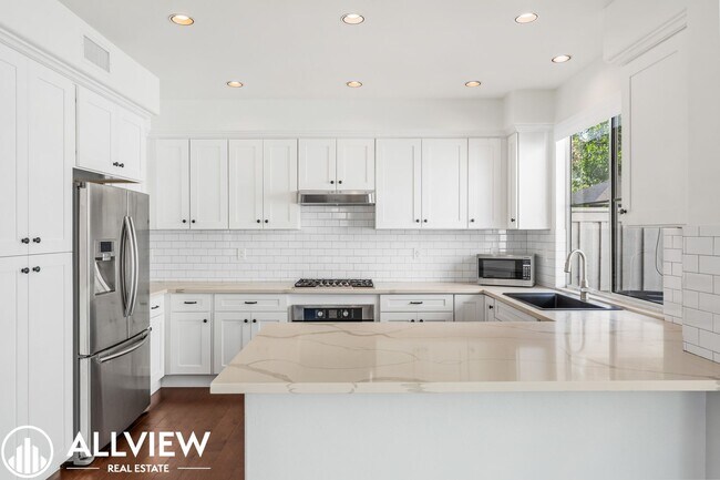 Foto del edificio - Beautiful 3 Bedroom, 2.5 Bathroom Home in the Heart of Tustin Ranch