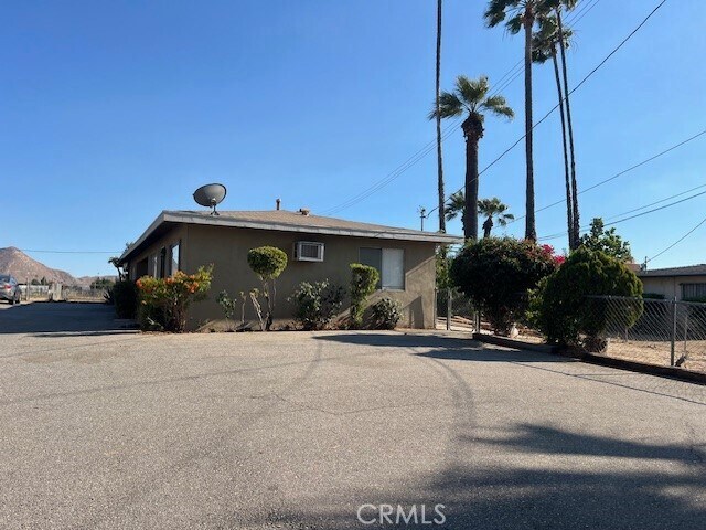Foto principal - 21877 De Berry St