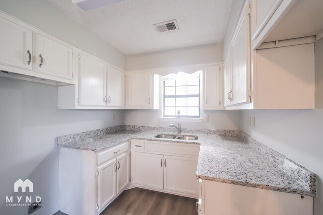 Foto del edificio - 7260 Northbrook Dr