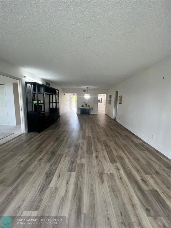Foto del edificio - 4020 W Palm Aire Dr