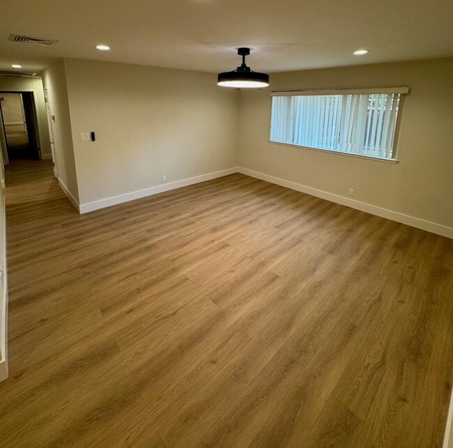 Foto del edificio - 1543 Willowbrook Dr