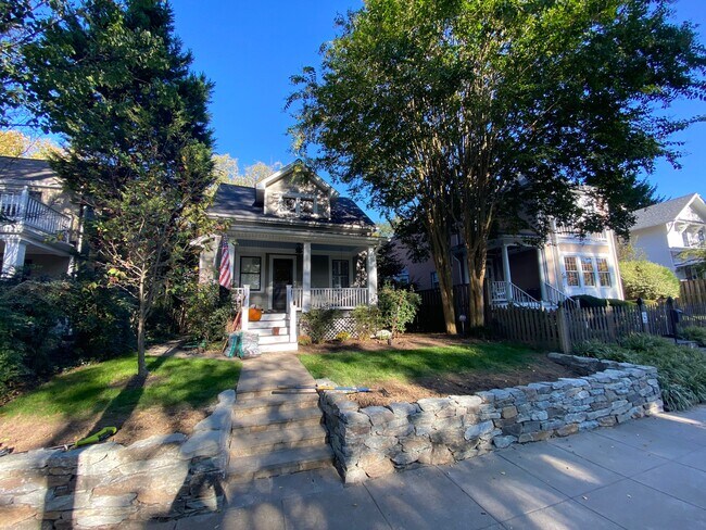 Foto del edificio - 5747 Sherier Pl NW