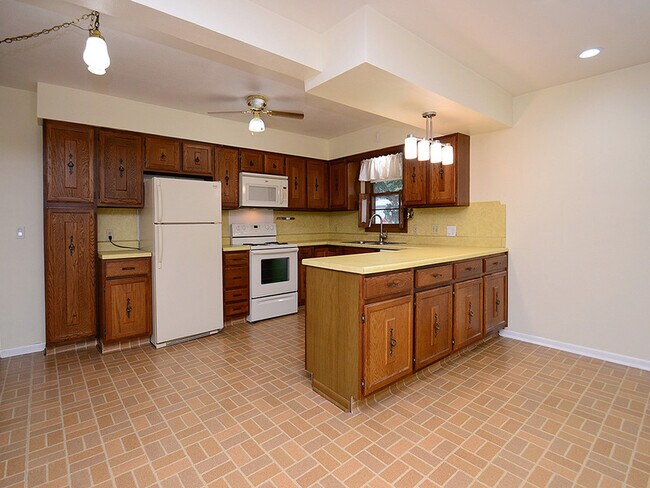 Building Photo - 12386 Bel Dr