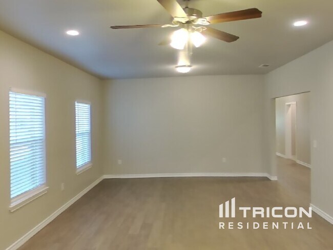 Building Photo - 4825 Freeport Dr