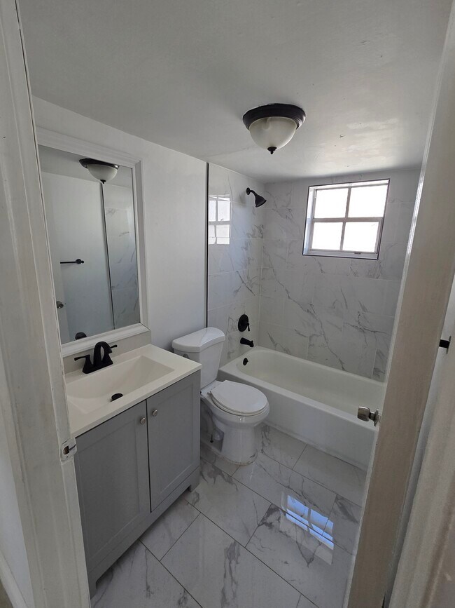 Foto del edificio - 325 W 18th St