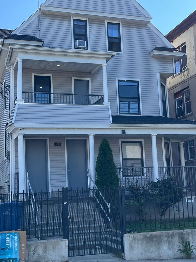 Building Photo - 180 Willow St