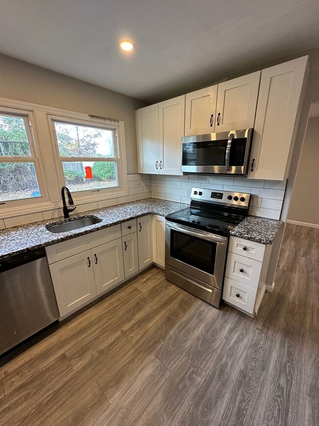 Building Photo - 3 Bed 2 bath Kensignton Rancher