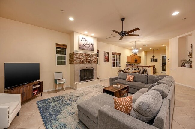 Building Photo - 4980 Surrey Ct