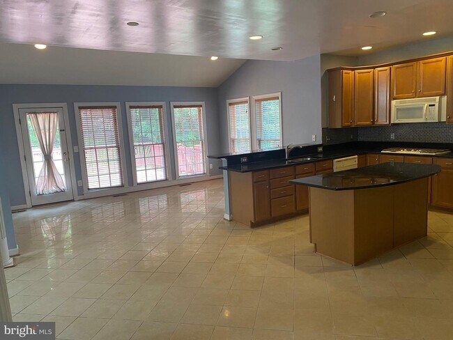 Foto del edificio - 16455 Hayes Ln