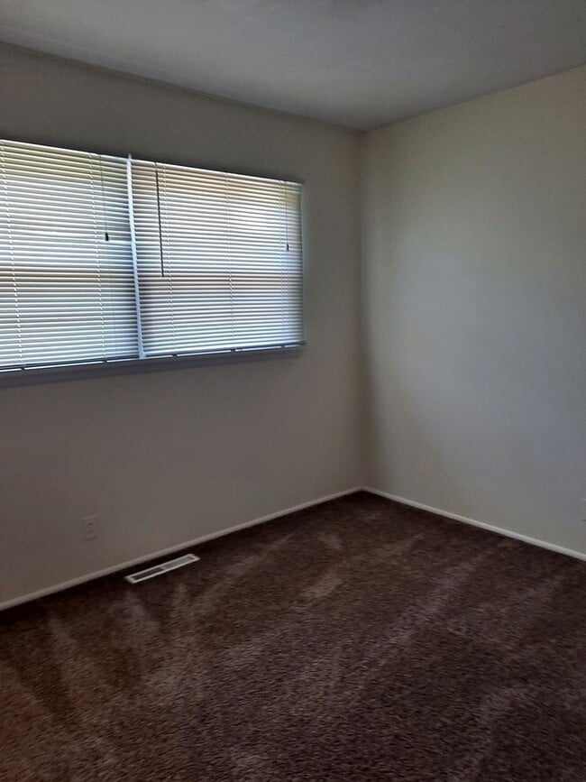 Foto del edificio - ALL PROSPECTIVE TENANTS MUST SUBMIT A $58 ...