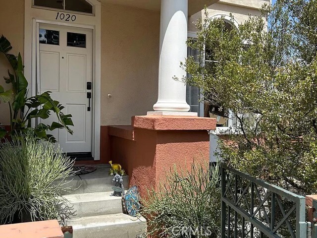 Building Photo - 1020 S San Marino Way