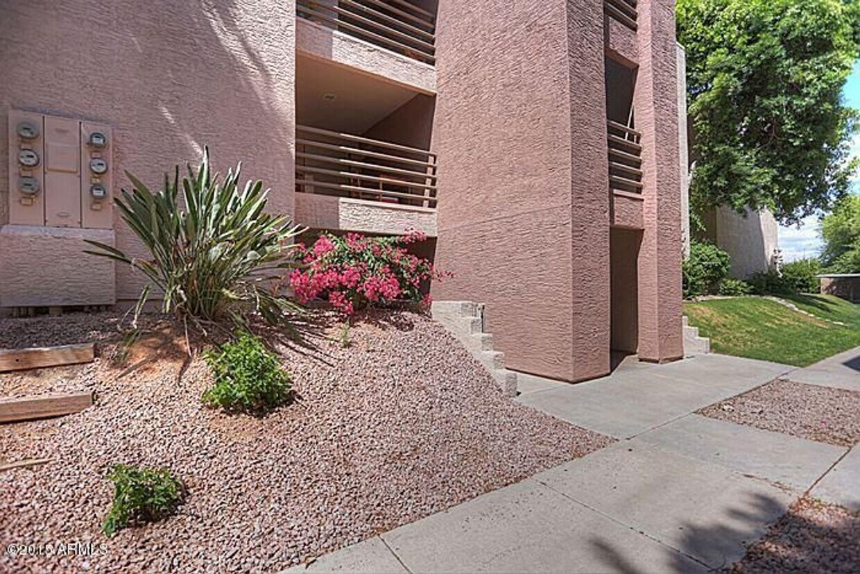 Primary Photo - "FREE RENT! Early move-in available. Inter...