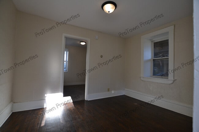 Building Photo - 811 N Center St