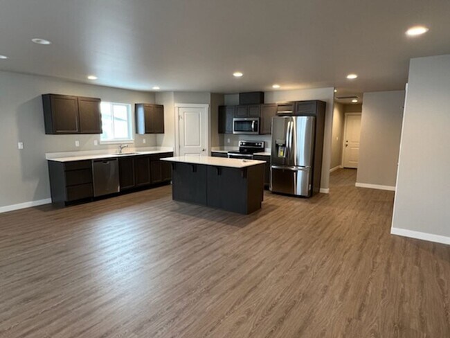 Foto del edificio - Luxury 3 bedroom, 2 bath home with double garage!