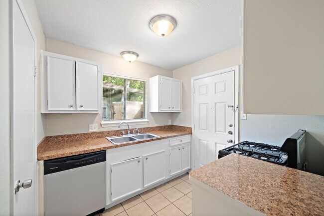 Foto del edificio - Lovely 3 Bedroom 2 Bath Duplex Home with Totally Private Backyard with Nice Wooden Privacy Fence!!