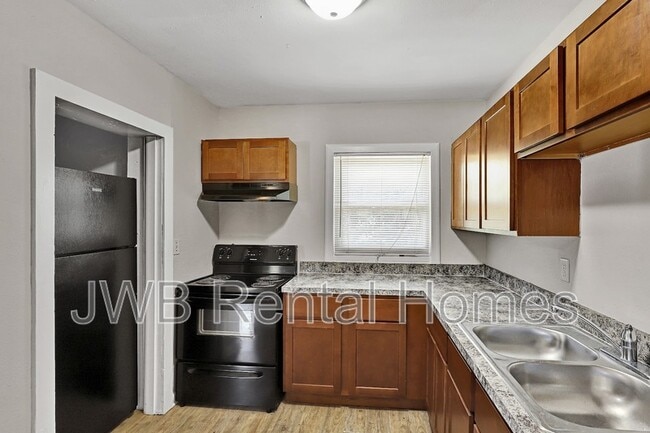 Building Photo - 31 E 45th St