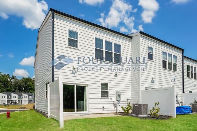 Foto del edificio - Townhome | Washer/Dryer Included | Back Pa...