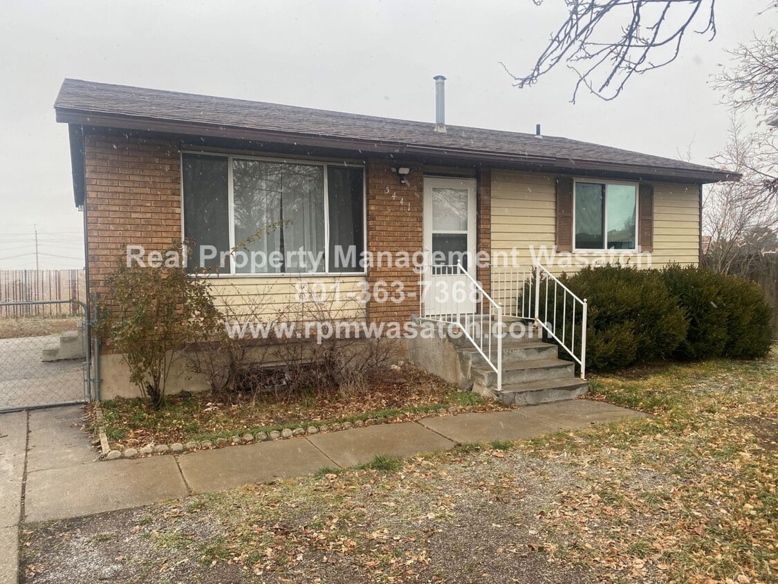 Primary Photo - Check Out This Newly updated 5 bed, 2 bath...