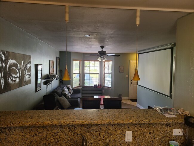 Building Photo - 2302 Maki Rd