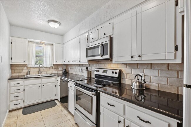 Building Photo - DAZZLING DUPLEX IN FORT WORTH!