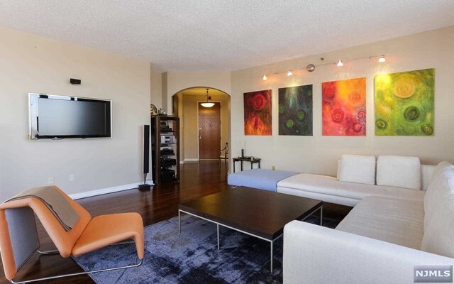 Foto del edificio - 100 Carlyle Dr