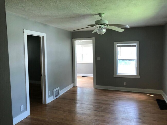 Building Photo - Updated 2 Bed 1 Bath single family home