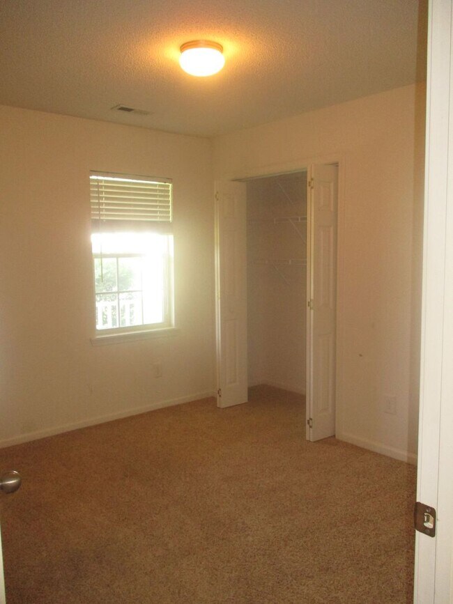 Foto del edificio - Charming three bedroom two bath home located off Piney Green.