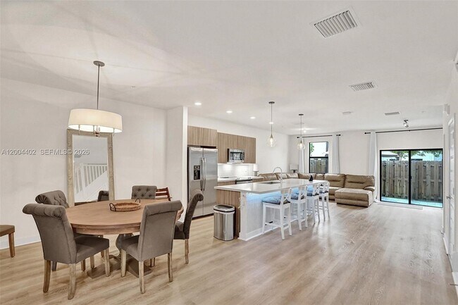 Foto del edificio - 10437 NW 82nd St