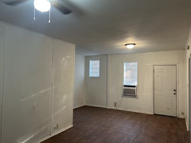 Building Photo - 1303 Bell St