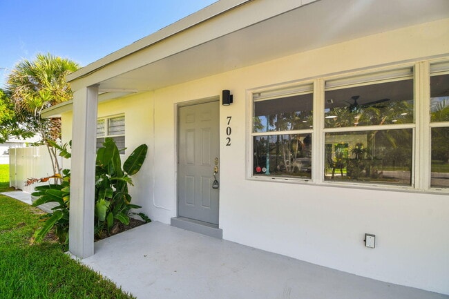 Building Photo - 702 NE 10th Ave