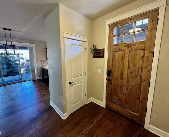 Building Photo - 4 BR - 2.5 BA Luxury Golf Course Living on...