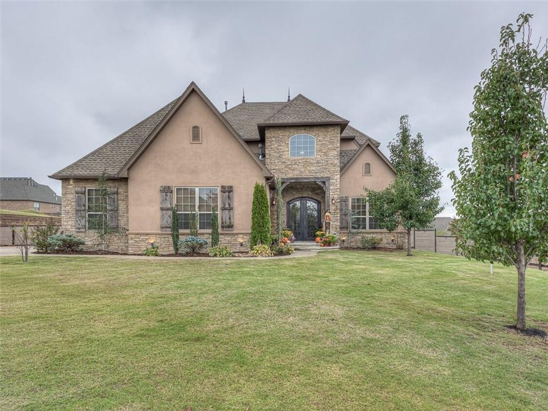 Primary Photo - Luxury Home with Pool in Country Club Esta...