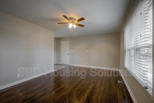 Building Photo - 1214 N Vista Dr