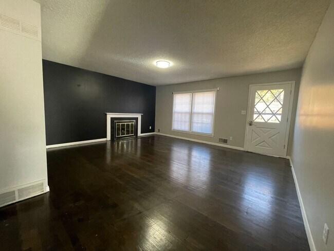 Building Photo - Stunning 3 Bedroom House with Deposit Alte...