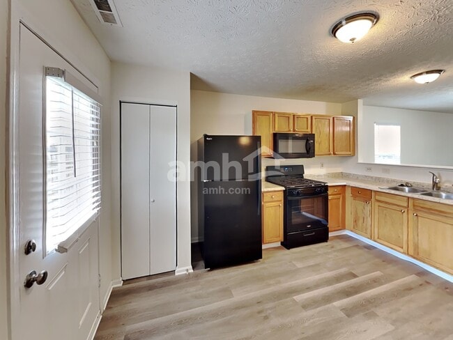 Foto del edificio - 7504 Hemrich Dr