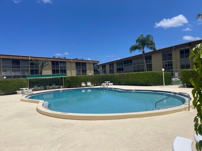 Foto del edificio - 500 Village Green Cir W