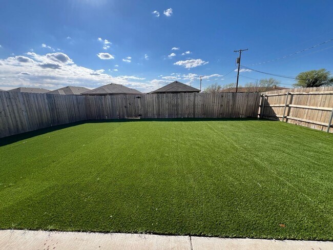 Foto del edificio - 3 BEDROOM HOME IN NORTH LUBBOCK