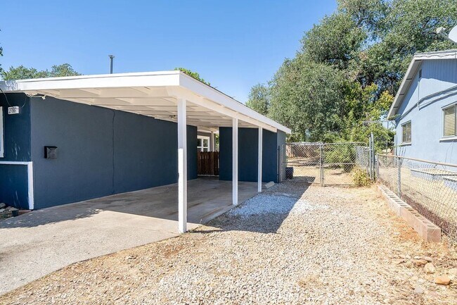Foto del edificio - Home with Carport
