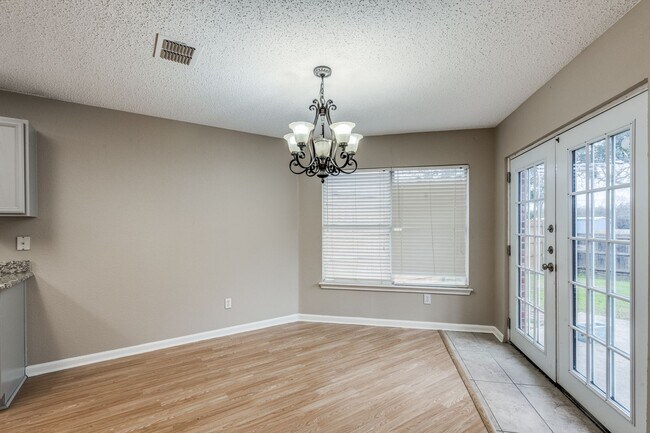 Building Photo - Updated 4BD, 2.5BA Home in Arlington with ...