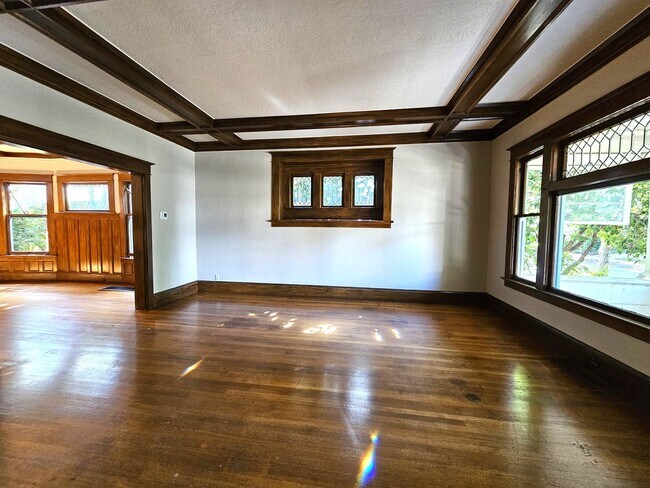 Foto del edificio - Charming 4-Plex Craftsman in Irvington