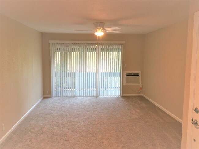 Sala de estar - 1001 Murrieta Blvd