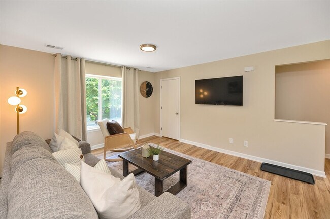 Foto del edificio - 18451 Sharon Ln