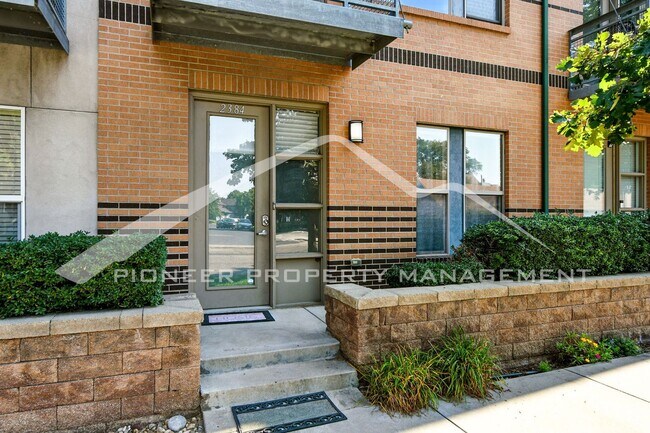 Foto del edificio - Spacious Townhouse with Central AC and Was...