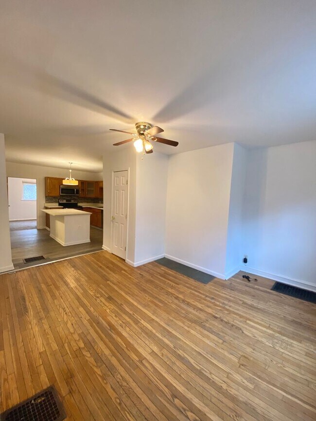 Building Photo - 4 Bedroom/2.5 Bathroom House in Southside-...