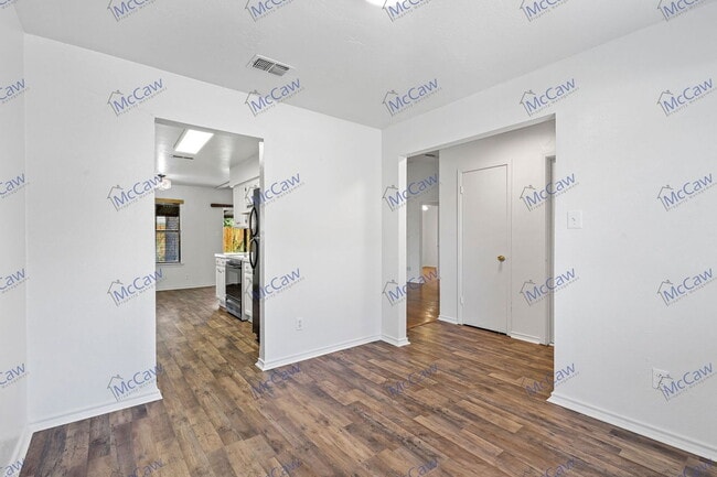Building Photo - 1333 Mercedes St