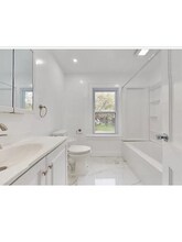 Building Photo - 252 Oronoque Rd