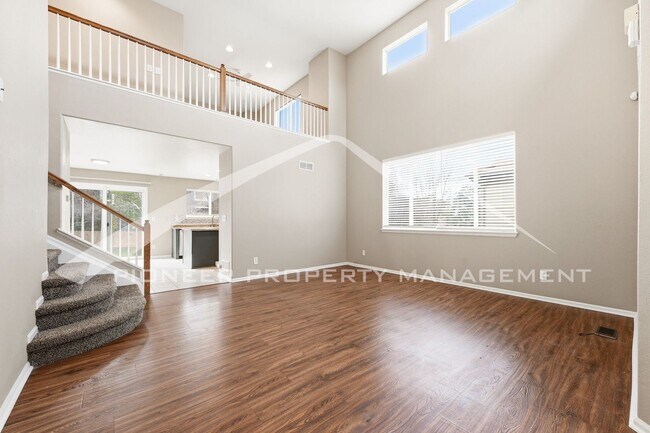 Foto del edificio - Spacious Home with Washer/Dryer and Gas Fireplace
